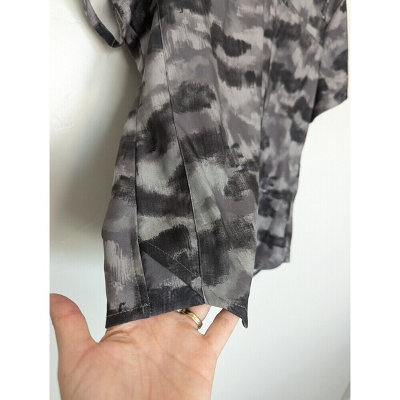 Fabletics Scrub Top Womens Large Black Tie Dye Performance - Picture 4 of 12